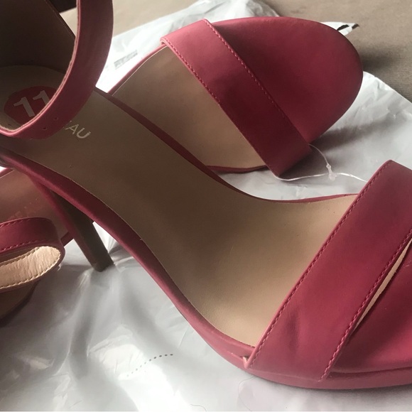 Le Chateau Elegant Cream Strappy Heels - Picture 13 of 14